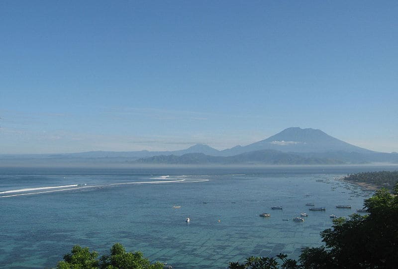 Nusa_Lembongan_view_to_Mount_Agung