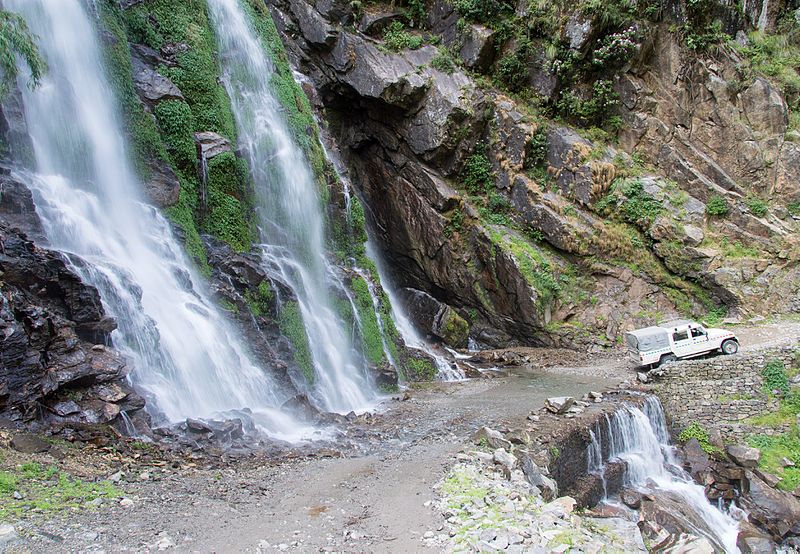 Waterfall_-_Annapurna_Circuit,_Nepal_-_panoramio_(1)